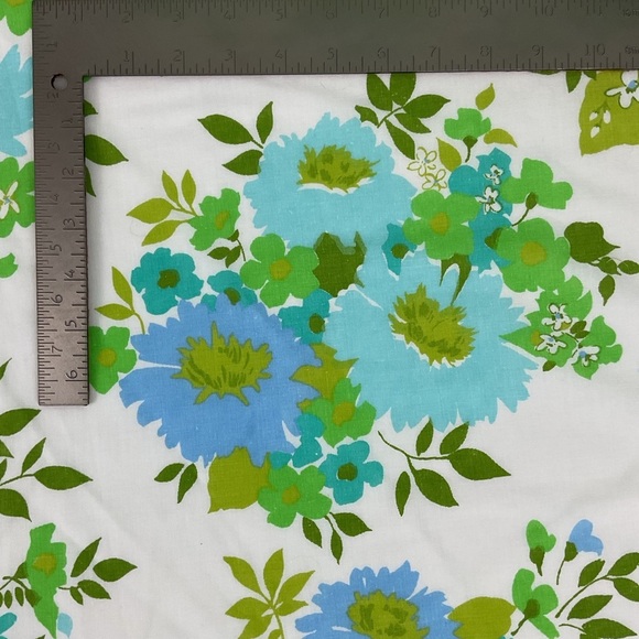 Reclaimed vintage flower power floral percale cotton blend fabric 90” x 80” - Picture 3 of 5
